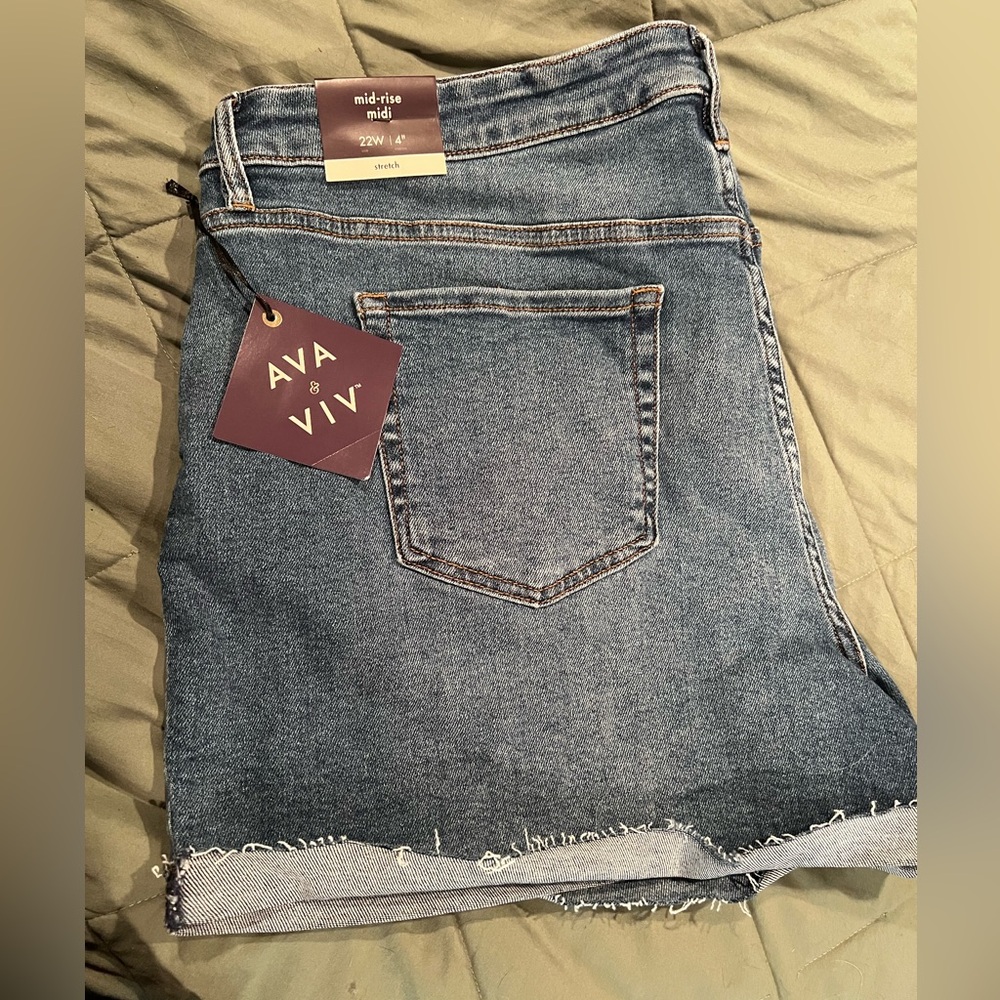 22W Ava + Viv Cuffed Cut Off Jean Shorts